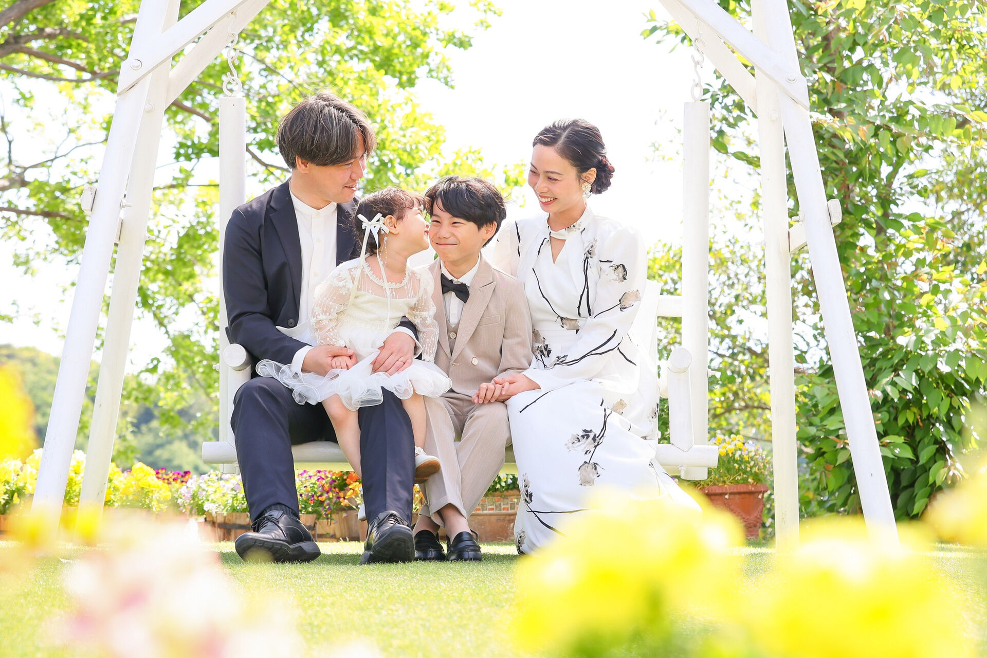 緑いっぱいのお庭でご家族様の自然な表情を残します✨